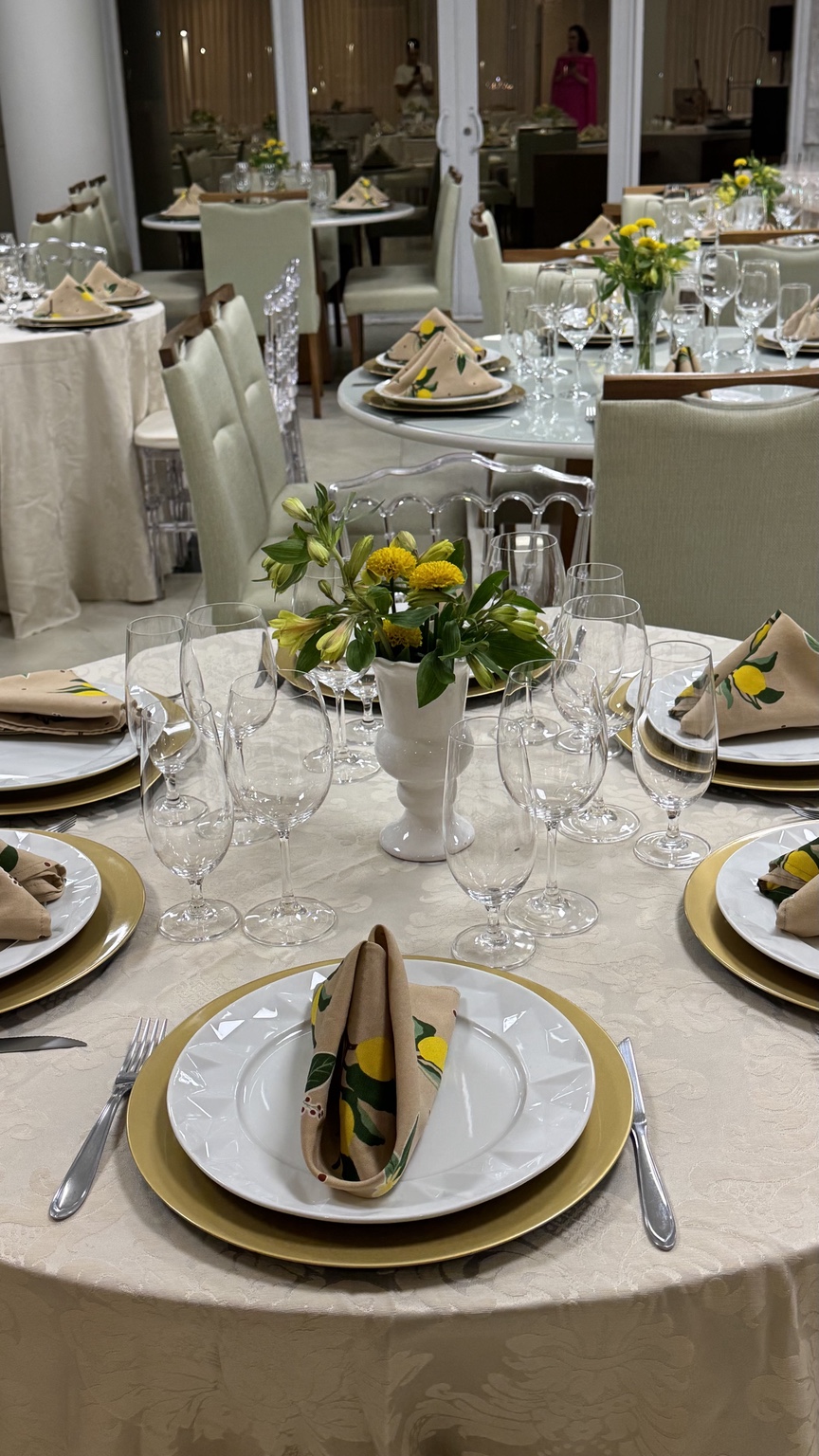 Mesa preparada para um evento Uomo Pizza